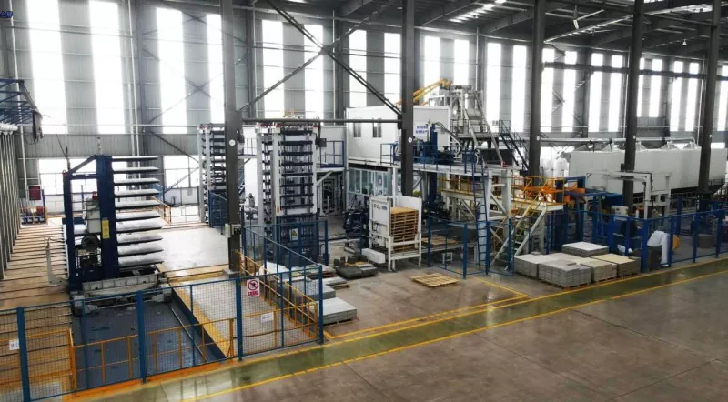 ¿Qué causa la producción inconsistente de adoquines de concreto y cómo solucionarlo?